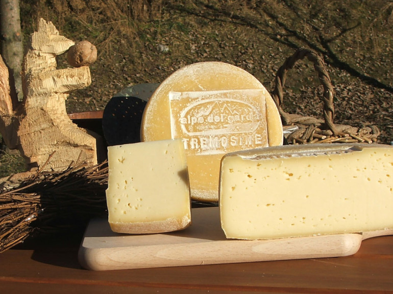 La Formaggella di Tremosine è un formaggio tipico P.A.T. (prodotti agroalimentari tradizionali)