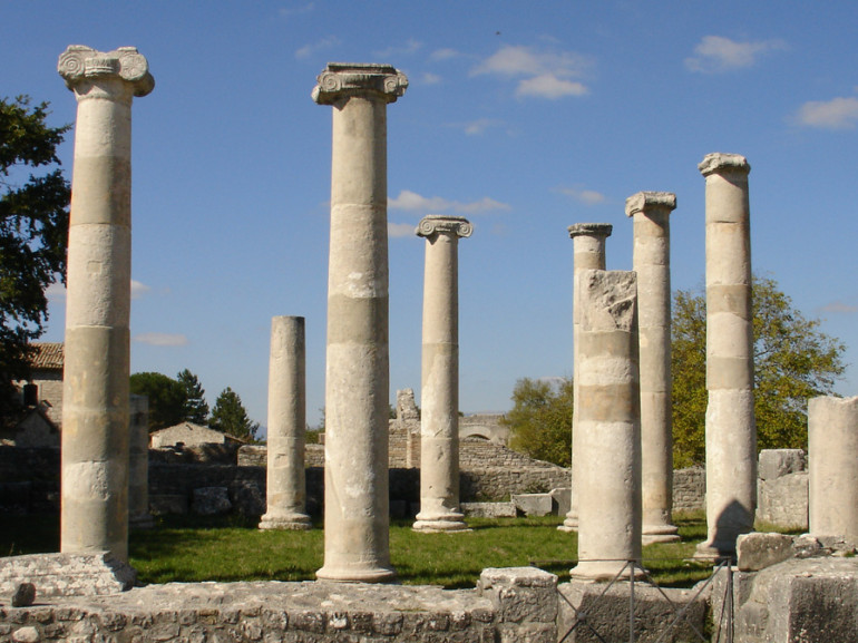 colonne con capitelli dorici, resti di un templio antico