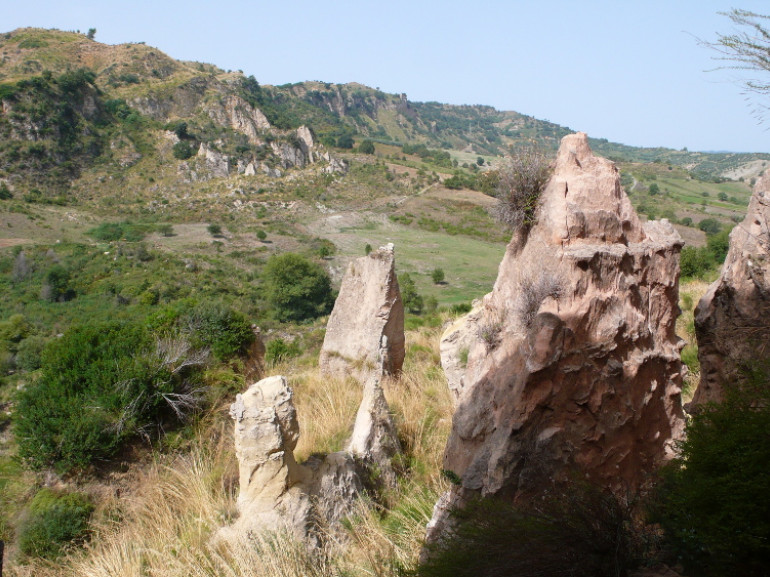 Pinnacoli naturali nell'itinerario verso il Canyon delle Timpe Rosse, uno dei più bei canyon in Calabria, Italia