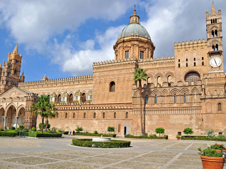 La Cattedrale di Palermo è la sede vescovile della città ed è dedicata alla Santa Vergine Maria Assunta