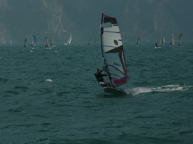Il windsurf è uno degli sport più praticati sul lago di Garda