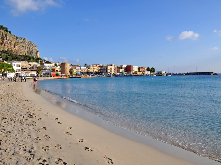 La Spiaggia di Mondello è tra le più belle della Sicilia