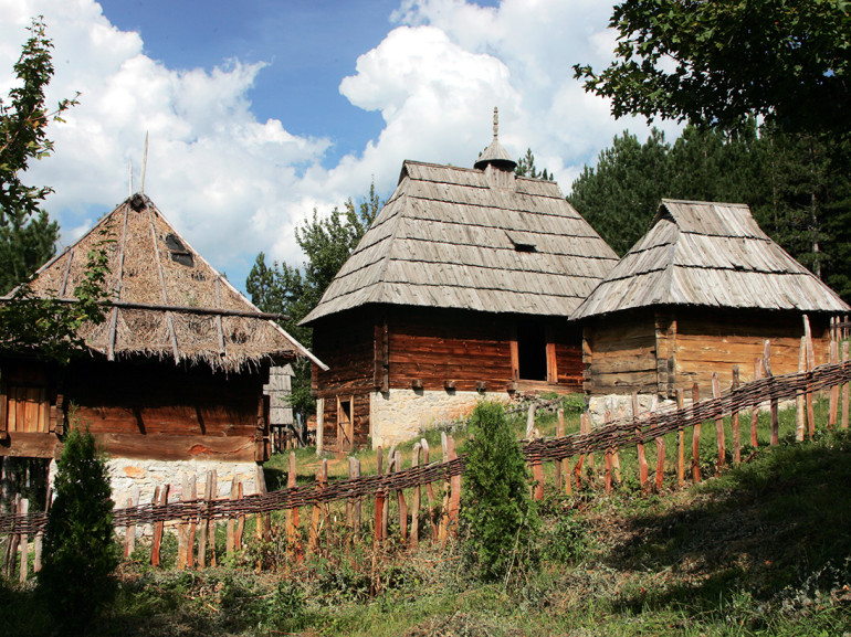 Il villaggio di Sirogojno e le sue caratteristiche abitazioni 