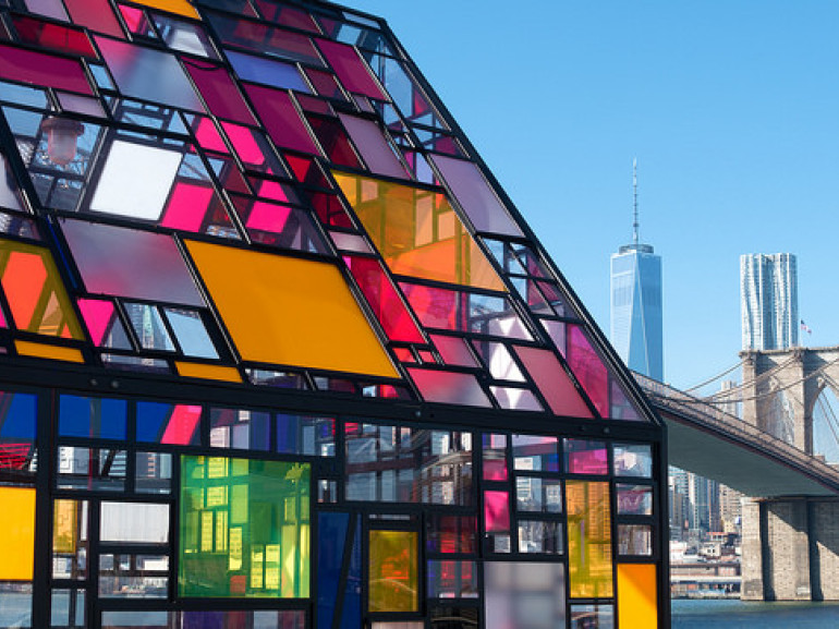 vetrate colorate di un edificio