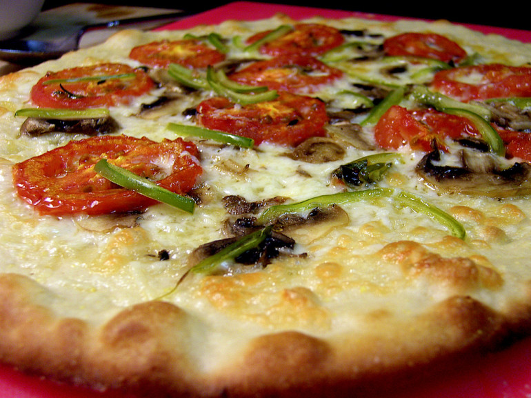 pizza con mozzarella, pomodori e basilico