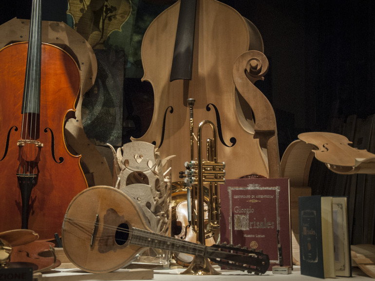 Fin dal XVI secolo, Cremona è rinomata e conosciuta per i suoi violini, fabbricati ancora oggi da maestri liutai, che hanno appreso tutti i segreti di famiglia per generazioni.