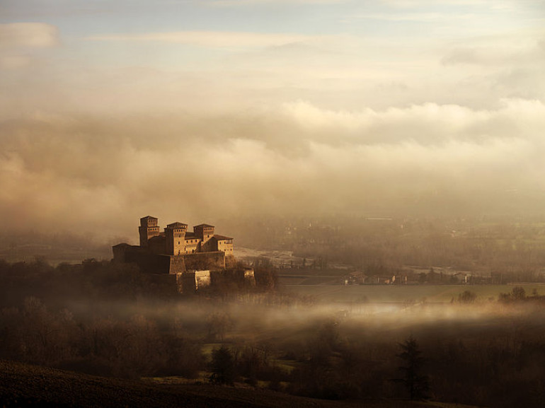 Il castello di Torrechiara circondato dalla nebbia, langhirano, Parma
