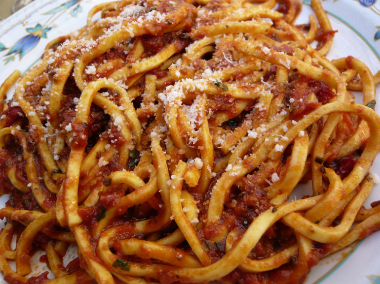 piatto di spaghetti al sugo di pomodoro