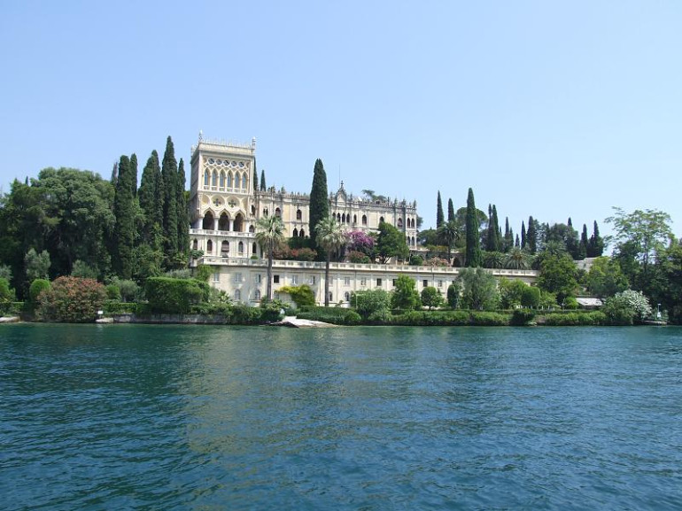 Isola del Garda è un pittoresco scoglio, con architetture in stile  neogotico-veneziano.