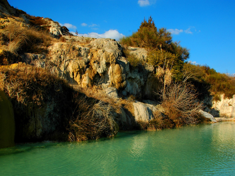 Terme naturali di Bagno Vignoni, dove immergersi gratuitamente nell'acqua calda e benefica che sgorga dal terreno.