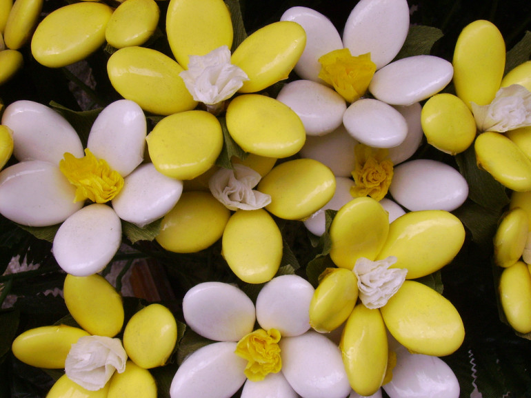 confetti gialli e bianchi a formare grandi margherite