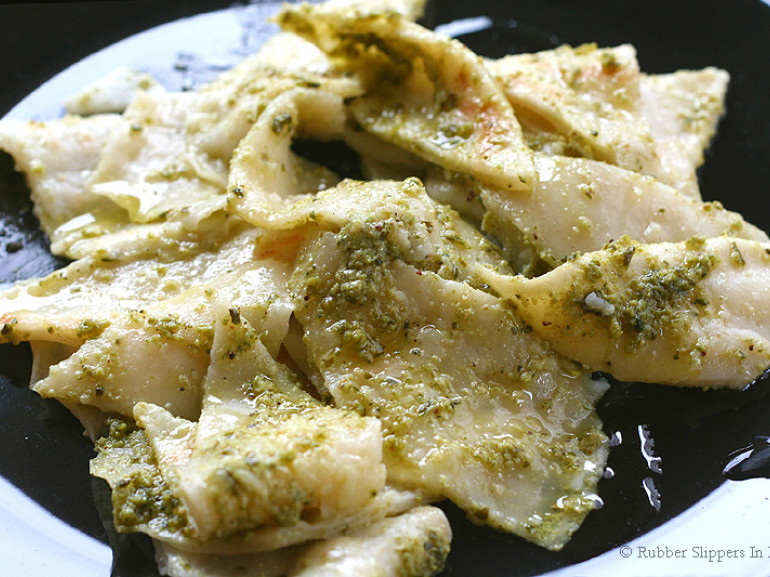 I testaroli con pesto sono un tipico piatto della cucina ligure