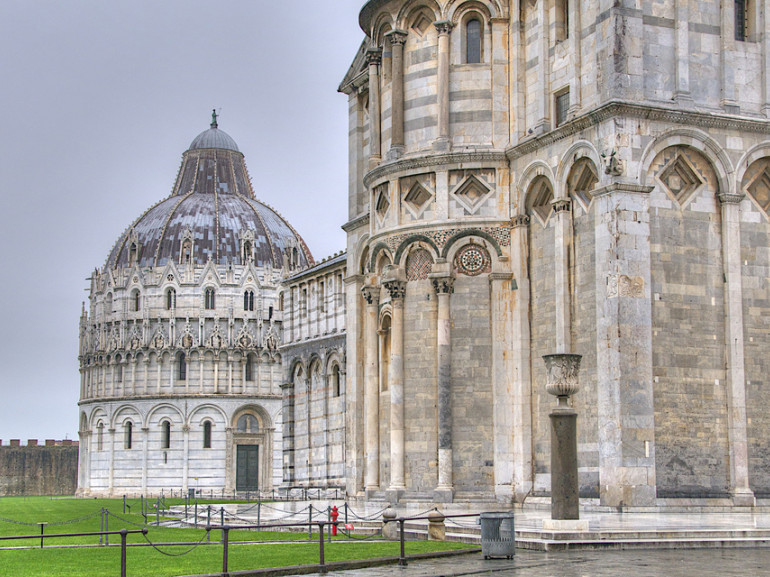 Guida green alla Toscana. Vista di piazza dei Miracoli a Pisa, patrimonio UNESCO