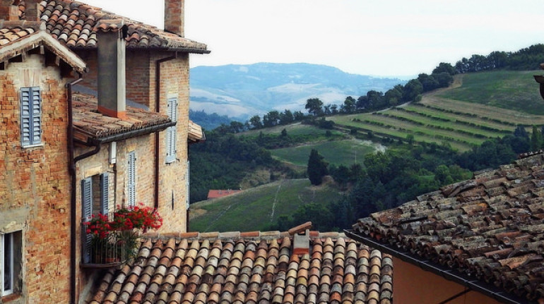 Scorcio di Urbino: case di sassi e colline circostanti