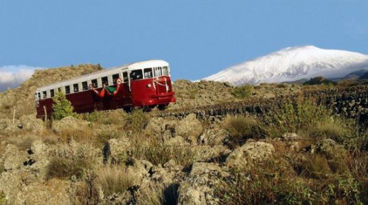 La littorina circumetnea che, dal 1895, parte da Catania e si arrampica sui versanti dell'Etna