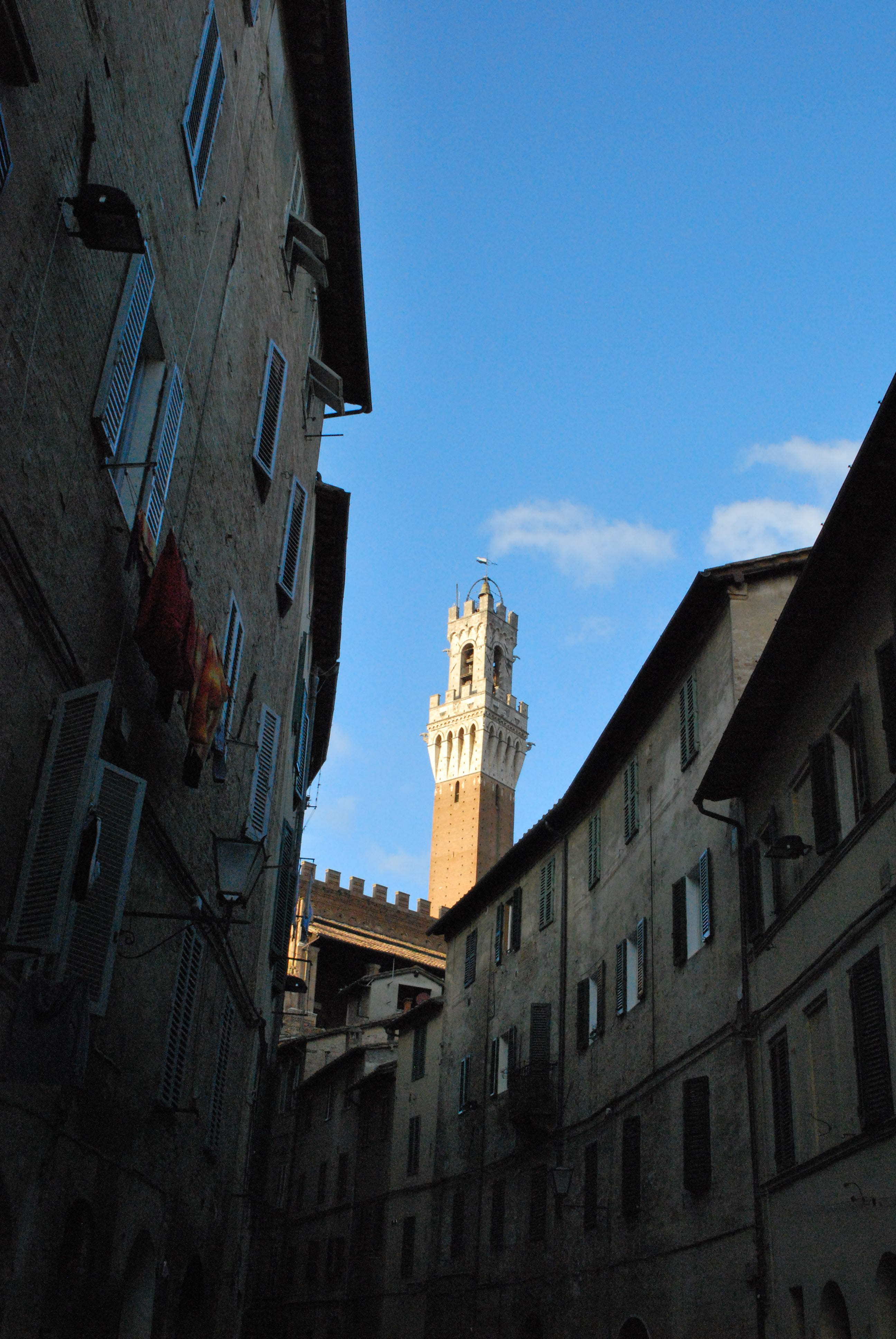 Scorcio di piazza del Campo da un vicolo, Siena, foto di Francesca Pelagatti