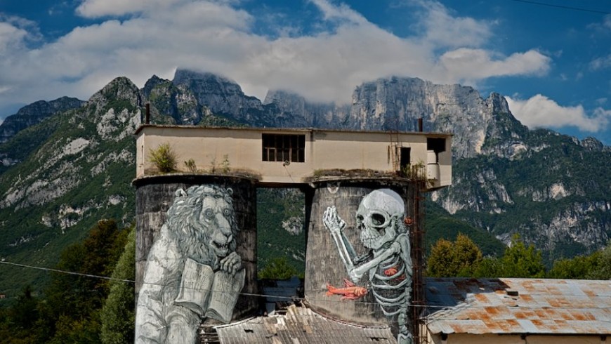 Sass Muss-Vignole, intervento grafico pittorico sui silos ex cementiifico, opera di ericailcane_foto di A. Montresor