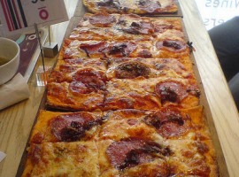 Immagine di pizza italiana da un metro con salame, mozzarelal e pomodoro di Simon Law via Flickr