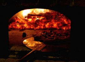 Pizza cotta in forno a legna di Matteo Bondioli via Flickr