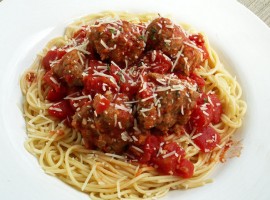 Spaghetti con polpettine di carne e formaggio a pezzetti via Flickr