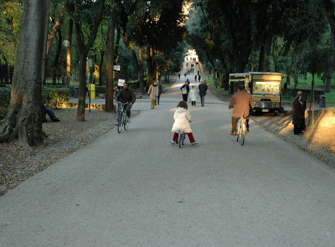 Il lungo viale del parco di Villa Borghese invaso da ciclisti e pedoni