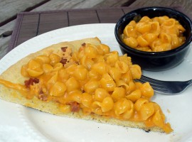 Maccheroni e formaggio sulla pizza di Kelly Garbato via Flickr