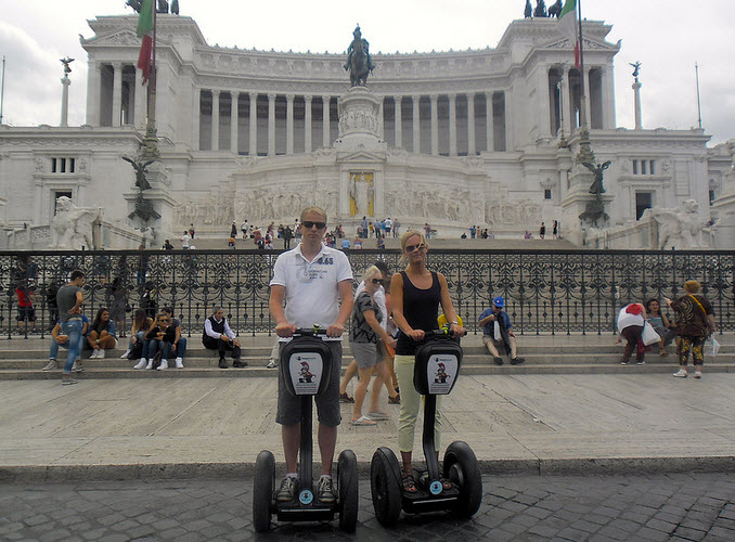 Due ragazzi davanti al monumento de Il Vittoriano in piazza Venezia a Roma di Segway Rome Tours website