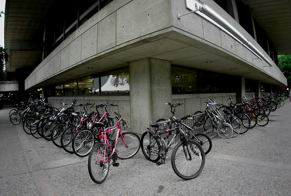 Posteggi per biciclette all'esterno di uno degli edifici del MIT in USA