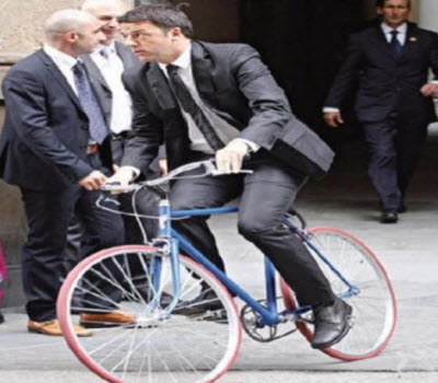 Il PM Matteo Renzi in bici