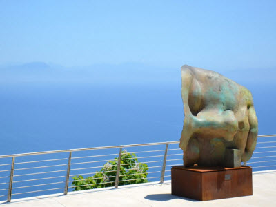 Statua di Mitoraj e sullo sfondo il blu del mare