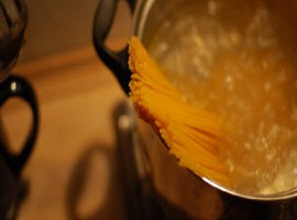 Spaghetti in acqua che bolle in pentola