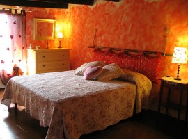 La stanza color corallo del B&B Il Melograno Nano, in provincia di Lucca, ideale per vacanze Vegan