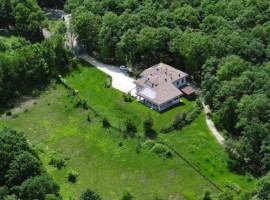 Il giardino e il bosco che circondano il B&B Il Richiamo del Bosco, Boschi di Carrega, Parma