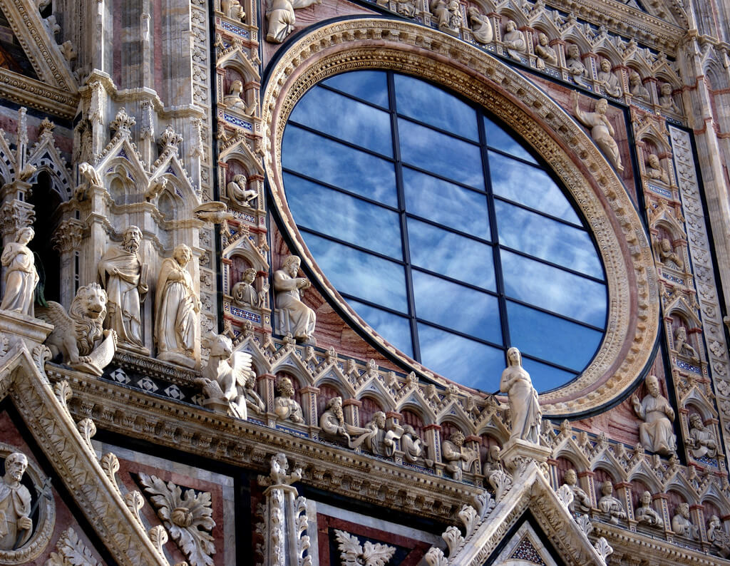 Particolare del rosone del duomo di Siena; nella vetrata si riflette il cielo, Toscana