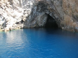 Grotta del Cavallo sull'isola di Vulcano (arcipelago delle Eolie)