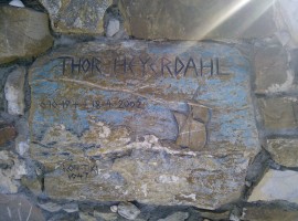 una piastrella incisa reca il nome di Thor Heyerdahl, la data di nascita e di morte, e un veliero a ricordare le sue imprese (Colla Micheri. SV)