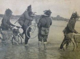 Fotografia di fant che varcano la Piave bici in mano