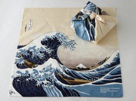 pacchetto regalo con un foulard, l'arte giapponese del furoshiki