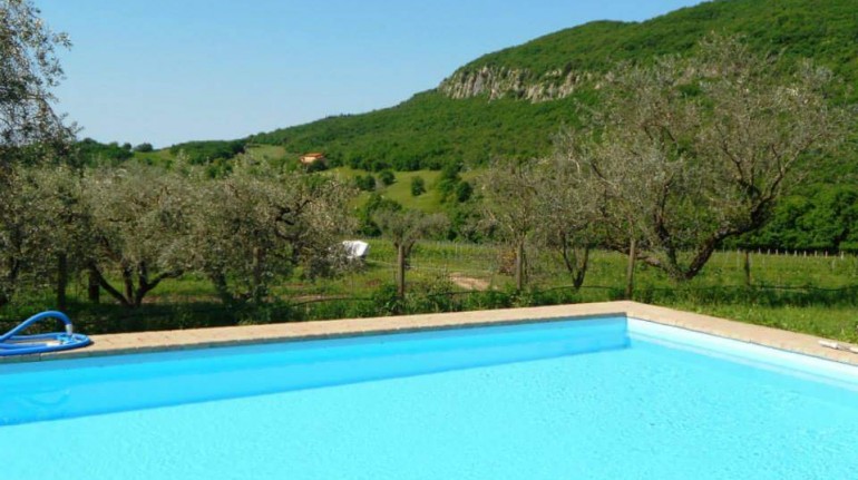 La piscina dell'agriturismo Il Rovero, vicino al Lago di Garda