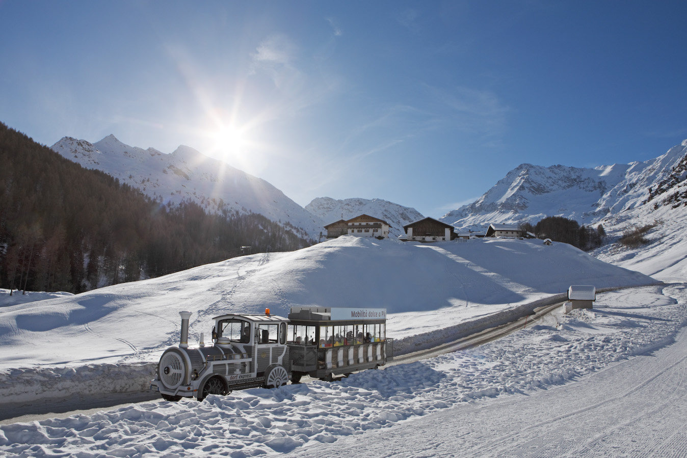 Mobilità dolce a Plan, Val Passiria (Alto Adige) durante l'inverno: trenino Dorfexpress sulla neve