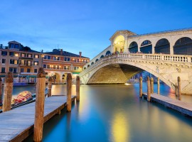 Panorama di Venezia di notte con Ponte illuminato