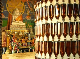 Thailandia, splendido tempio buddista costruito con le bottiglie di vetro