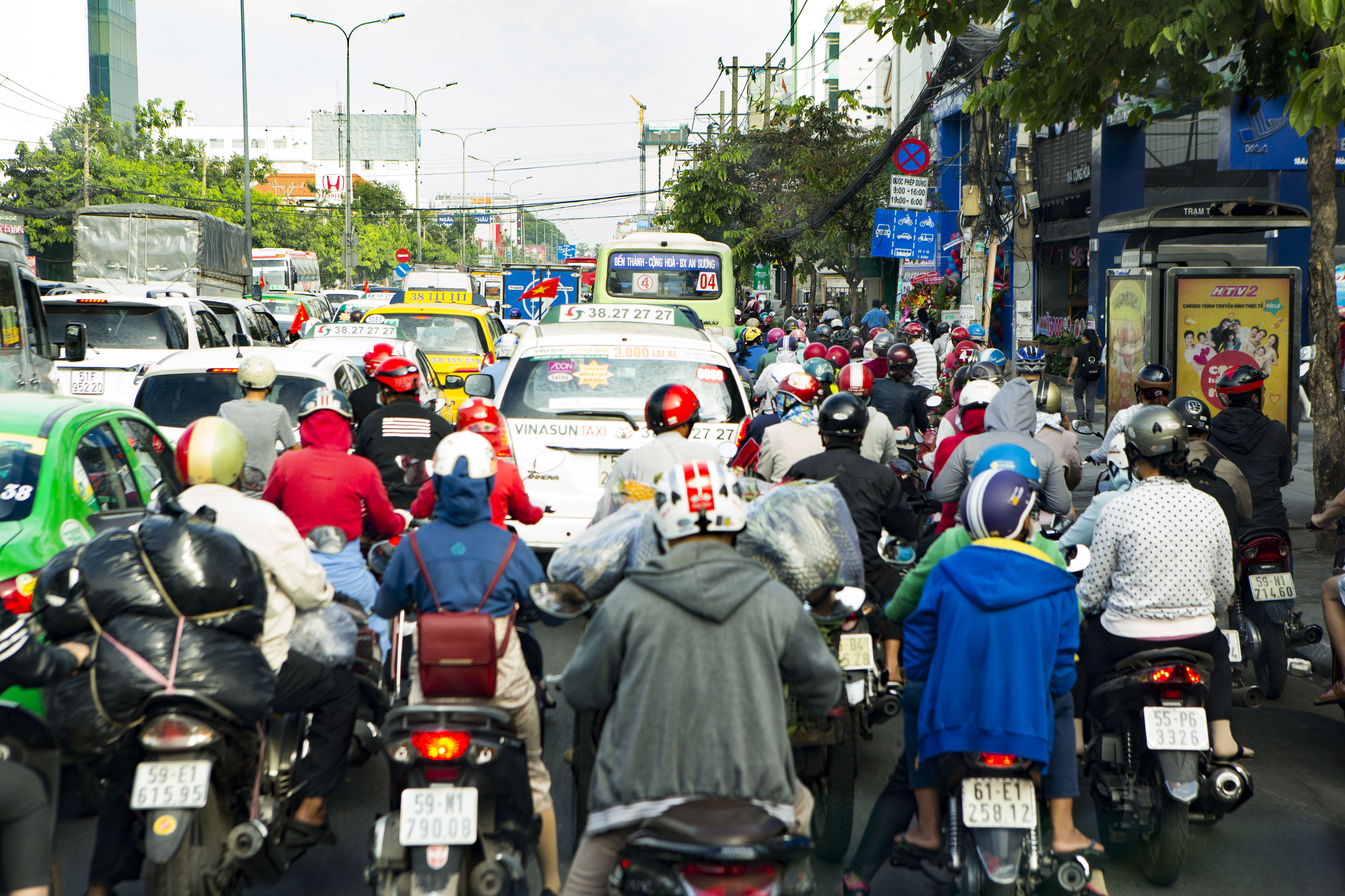 Migliaia di motorini invadono le strade di Ho Chi Mihn