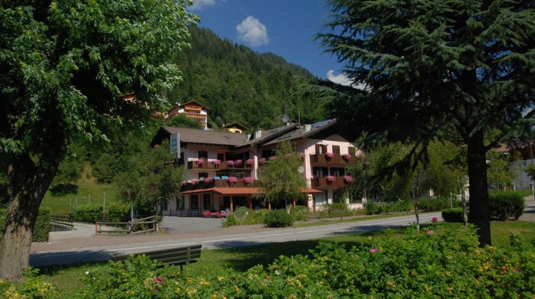 Un hotel sostenibile nel piccolo borgo medievale di Caderzone
