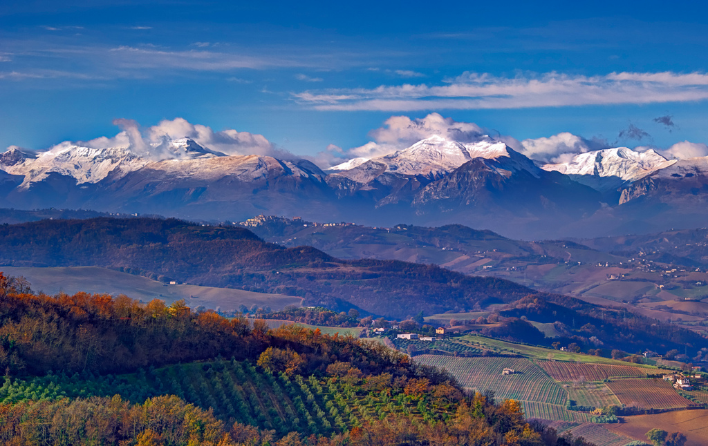 Paesaggio e montagne viste da Montalto, nelle Marche