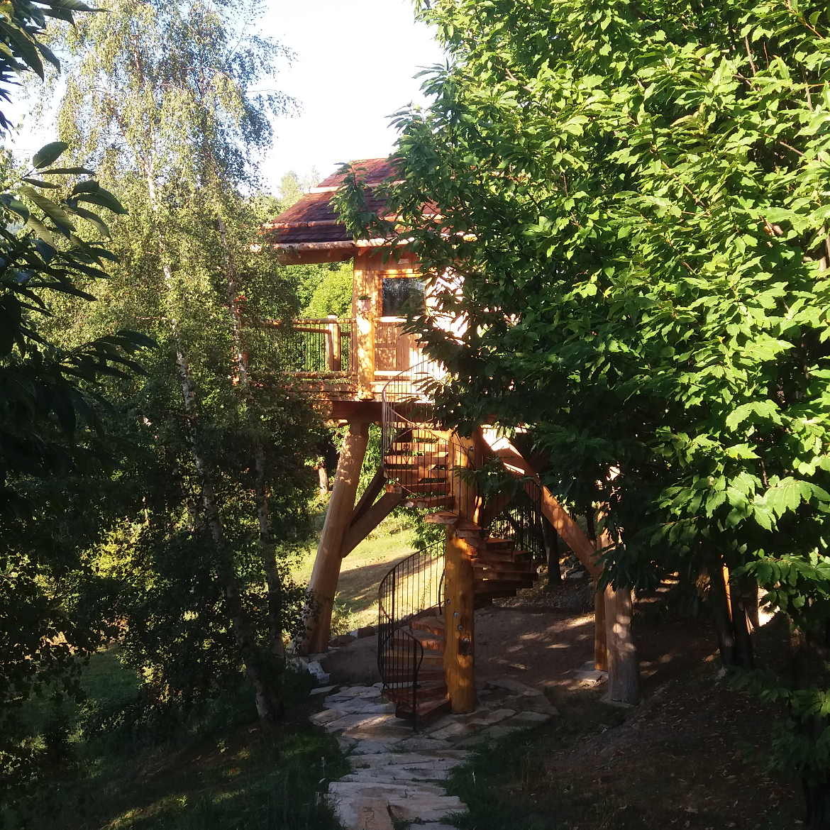 Vista esterna della casa sull'alberoa Pamaparato, in provincia di Cuneo, Piemonte