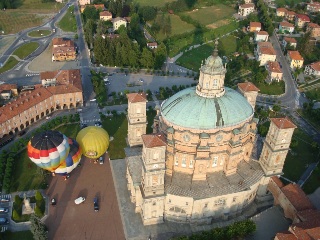 La bellissima città di Mondovì, vista dall'alto con le mongolfiere
