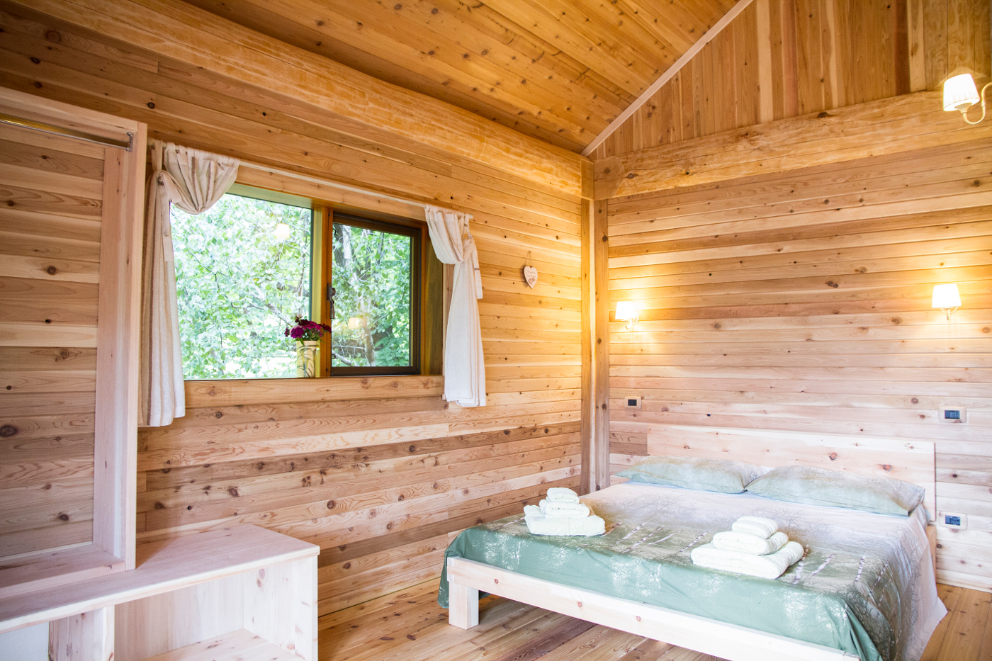 Camera da letto in legno naturale nella casa sull'alberoa Pamaparato, in provincia di Cuneo, Piemonte