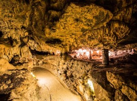 Il suggestivo interno della grotta naturale di Bossea, Cuneo