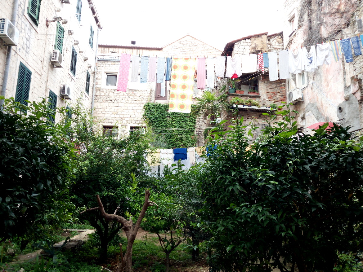 Un giardino verde nascosto tra le mura del centro storico di Spalato.